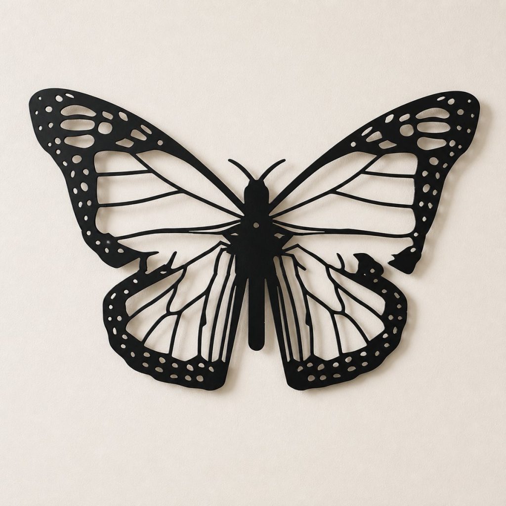 Metalen vlinder met opengewerkte vleugels — 35 x 22,9 cm - productfoto